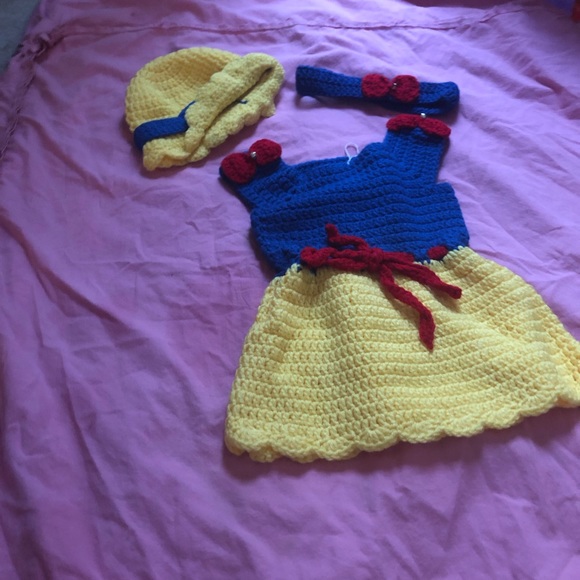 Handmade crochet baby dress set of Snow